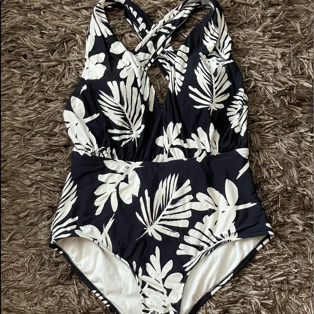 Sea Angle Black & White Swimsuit Size 1X